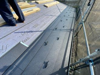 屋根カバー工事にて屋根材設置の様子